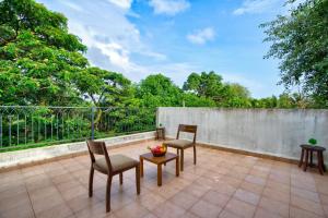 Balkón nebo terasa v ubytování Cozy 2BHK Pool Apartment in candolim