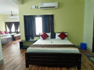 Postel nebo postele na pokoji v ubytování Hotel Tamilnadu-Unit 2