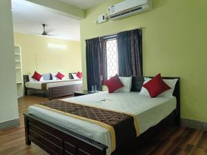 Postel nebo postele na pokoji v ubytování Hotel Tamilnadu-Unit 2