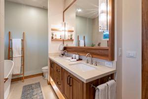 une salle de bain avec un lavabo et un miroir dans l'établissement Casa Natura- 3 Bedroom Ocean View Home At Mar Vista, à Brasilito