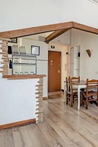 une cuisine et une salle à manger avec une table et des chaises dans l'établissement Apartment B4 in the center of Rome WiFi and AC, à Rome