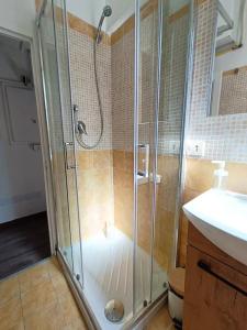 une salle de bain avec douche et lavabo dans l'établissement Apartment B4 in the center of Rome WiFi and AC, à Rome 15 autres photos