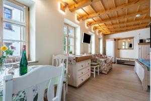 un salon avec une table et un canapé dans l'établissement Altstadtidyll Meißen, à Meissen