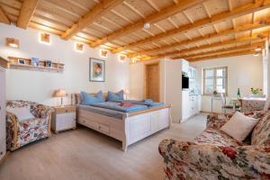 - un salon avec un lit et deux chaises dans l'établissement Altstadtidyll Meißen, à Meissen