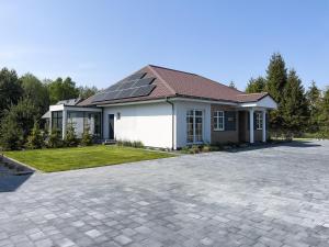 dom z panelami słonecznymi na dachu w obiekcie BURSZTYNOWA-PRZYSTAŃ w mieście Lubiatowo