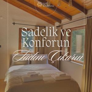 KüçükköyにあるVadi Konaklamaの「saddlelli v koiroir」と書かれたサインがついたベッドのある寝室