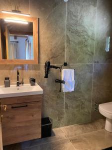 KüçükköyにあるVadi Konaklamaのバスルーム(シャワー、洗面台、トイレ付) +33枚の写真