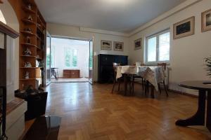 a living room with a table and a dining room at Klasický dům, 5 ložnic , 5 bedrooms, Praha in Prague