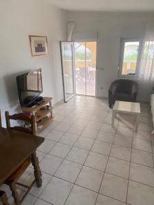 Televízia a/alebo spoločenská miestnosť v ubytovaní Ferien Haus Evita auf Insel Vir - Wohnung I