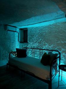 A bed or beds in a room at BONITA CASA CUEVA CON JACUZZI