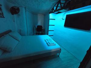 A bed or beds in a room at BONITA CASA CUEVA CON JACUZZI
