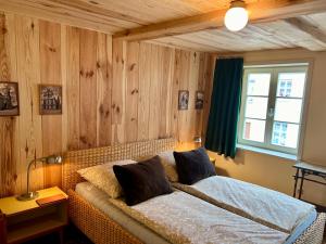 a bedroom with a bed and a window at Das Brunnenhaus in Tangermünde