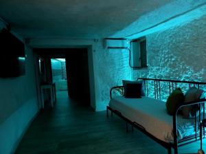 A bed or beds in a room at BONITA CASA CUEVA CON JACUZZI