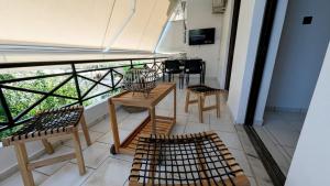 Televisyen dan/atau pusat hiburan di JM Apartment in Kamena Vourla +7 gambar