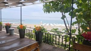ein Balkon mit Blick auf den Strand in der Unterkunft Maria Tereza Bungalows in Baltschik