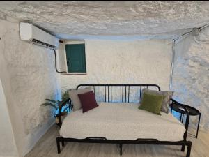 A bed or beds in a room at BONITA CASA CUEVA CON JACUZZI