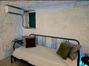 A bed or beds in a room at BONITA CASA CUEVA CON JACUZZI Még 21 kép