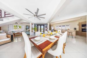 a dining room and living room with a table and chairs at Villa Sol Y Luna - Near Malmok Beach By Lucha in Palm-Eagle Beach
