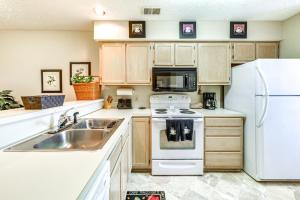 A kitchen or kitchenette at Little River Condo with Pool Access 5 Mi to Beach