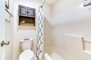 A bathroom at Little River Condo with Pool Access 5 Mi to Beach