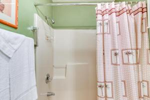 A bathroom at Little River Condo with Pool Access 5 Mi to Beach