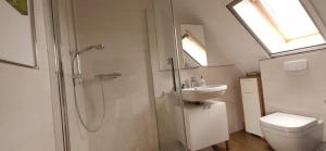 Koupelna v ubytování Idyllisches Ferienapartment + 25 fotografií