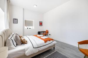 A bed or beds in a room at Sleek nordic style seaview condo