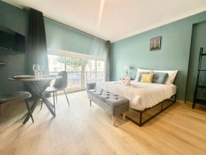 a bedroom with a bed and a table and a desk at Flamingo Vibes, central et élégant in Limoges