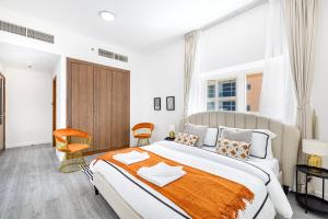 Voodi või voodid majutusasutuse Sleek nordic style seaview condo toas +37 fotot