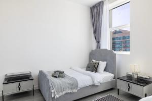 A bed or beds in a room at Sleek nordic style seaview condo