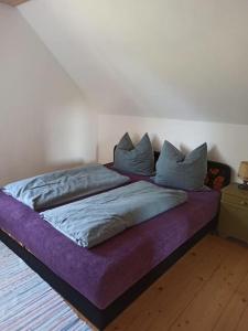 Postel nebo postele na pokoji v ubytování Ruhige Stadtrandwohnung Coburg