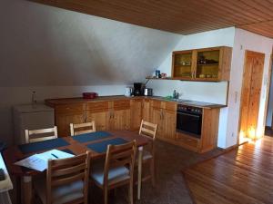 Kuchyň nebo kuchyňský kout v ubytování Ruhige Stadtrandwohnung Coburg