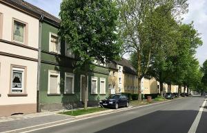 a car parked on the side of a street next to houses at MonteurRoomMR in Essen