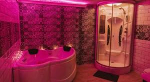 A bathroom at BONITA CASA CUEVA CON JACUZZI