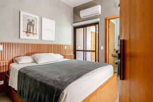 a bedroom with a large bed in a room at JQY Beach Flats - 950m da Praia - Garagem subterrânea - Estação de carregamento para veículos elétricos in Juquei