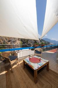 - Balcón con vistas, mesa y 2 sillas en Skyview Paradise House, en Amalfi