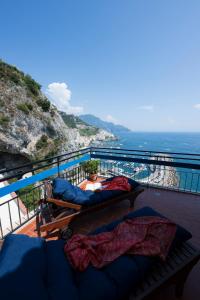 Un balcón con dos camas y vista al mar. en Skyview Paradise House, en Amalfi
