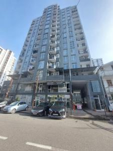 巴统ModuliArt的一座大型公寓楼,前面设有停车场