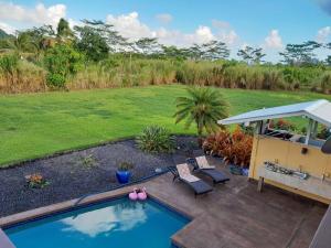 Bazén v ubytování Kapoho paradise with pool nebo v jeho okolí