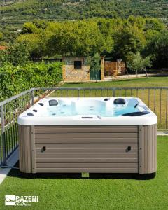 Fotografia z galérie ubytovania Home Away from home with outdoor pool, botanical garden and a beautiful sea view v destinácii Kaštela