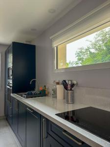 cocina con encimera y ventana en Appartement Gîte des 3 Enfants, en Montluel 3 fotos más