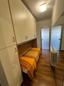 een kleine kamer met een bed en een kast bij Mondello Tolomea guest house in Mondello