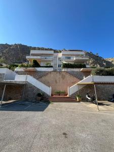 een gebouw met een motor geparkeerd op een parkeerplaats bij Mondello Tolomea guest house in Mondello