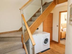 una escalera con lavadora y secadora en una casa en The Crows Nest, en Falmouth