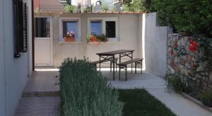 Balkón alebo terasa v ubytovaní Apartment Okrug Gornji 24