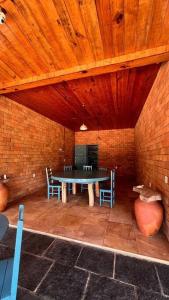 a room with a table and chairs and a brick wall at Casa Meraki-Cajueiro da Praia-PI in Cajueiro +15 photos