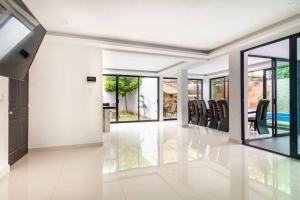 an empty living room with chairs and a table at CASA VS Casa nueva con alberca jacuzzi y jardín in Gallinero