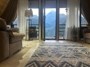A general mountain view or a mountain view taken from Az apartmant