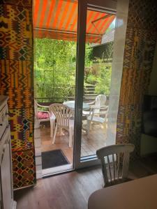 Χώρος καθιστικού στο Zwei Zimmer im Stadt Altbau mit Balkon