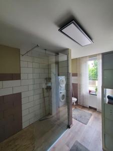 Ένα μπάνιο στο Zwei Zimmer im Stadt Altbau mit Balkon +28 φωτογραφίες